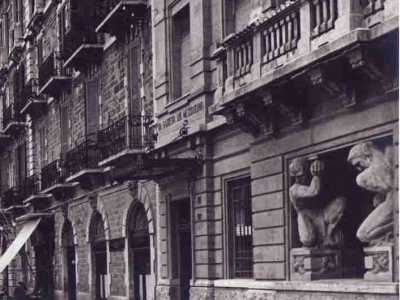 Le sculture erano incluse nelle finestre del piano terra, dove si trovava la tipografia del giornale...